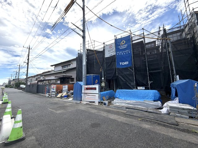 越谷市登戸町３号棟　新築戸建の外観|建物のスケール感が一目でわかる上棟完了現場。窓の位置やバルコニーからの景色もイメージできます。