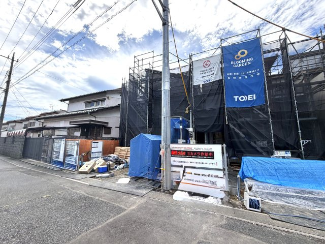 越谷市登戸町３号棟　新築戸建の外観|家の形がくっきりと見えてきたワクワクする工程。構造用合板が貼り進められ強度がさらに高まります。