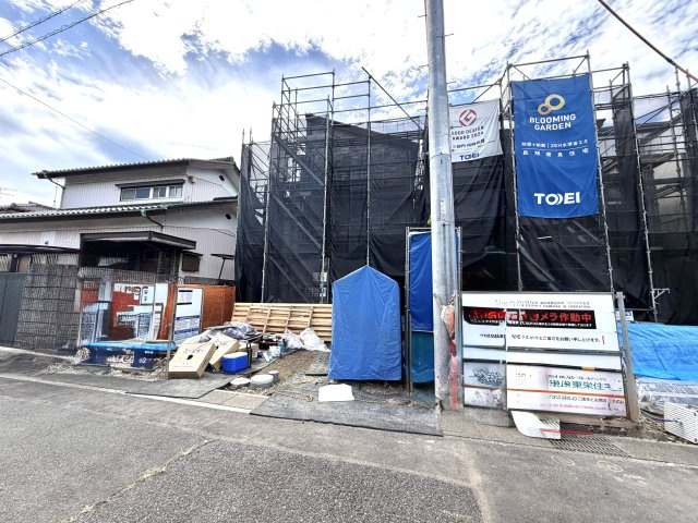 越谷市登戸町３号棟　新築戸建の外観|屋根の骨組みまで組み上がり外観のシルエットが完成。ここから防水シートや外壁の施工へと進みます。