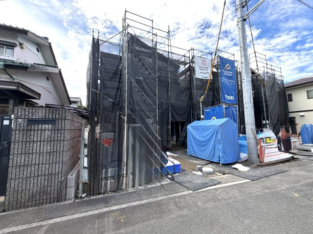 越谷市登戸町３号棟　新築戸建の外観|柱や梁が力強く組まれた迫力ある構造美。木材のぬくもりと耐震性能を兼ね備えた頑丈な木造枠組みです。