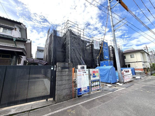 越谷市登戸町３号棟　新築戸建の外観|筋かいや金物が適切に配置された頑丈な骨組み。構造の健全性をしっかり確認していただけるタイミングです。