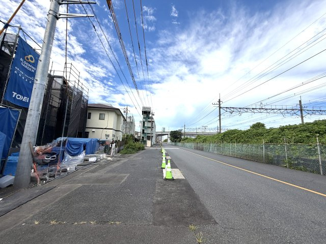 越谷市登戸町３号棟　新築戸建の前面道路含む現地写真|車通りが穏やかな前面道路。敷地へのアプローチもしやすく、ご家族やゲストを安心して迎え入れられます。