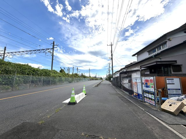 越谷市登戸町３号棟　新築戸建の前面道路含む現地写真|わかりやすく整備された前面道路に面した敷地。周辺は静かな住宅街で、日々の暮らしが穏やかに営めます。