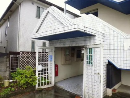 武蔵村山市本町１丁目の賃貸マンションのエントランス