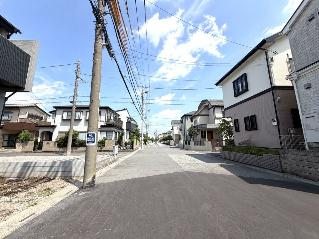 越谷市弥十郎１号棟　新築戸建の前面道路含む現地写真|周囲の街並みとなじむ綺麗な前面道路。交通による騒音が少なく、夜間も落ち着いてお過ごしいただけます。