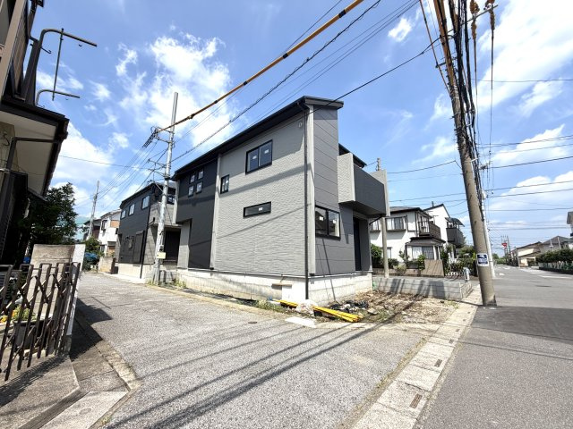 越谷市弥十郎１号棟　新築戸建の外観|内装クロスや設備機器の設置が完了間近。洗練されたインテリア空間の雰囲気をいち早くご体感いただけます。