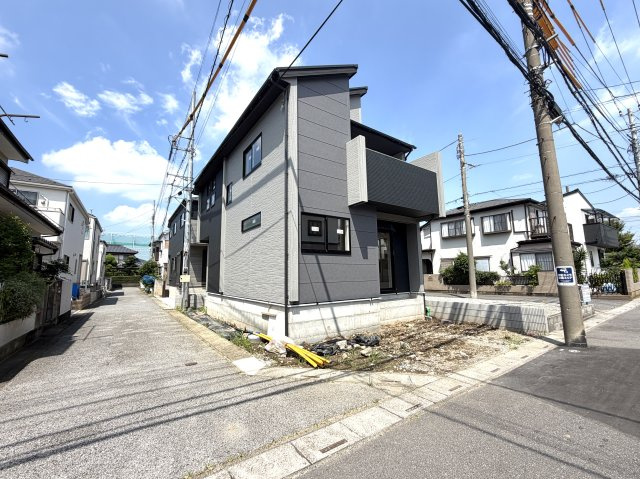 越谷市弥十郎１号棟　新築戸建の外観|モダンな洗面台やシステムキッチンが配置完了。暮らした後の快適な動線を具体的にイメージ可能です。