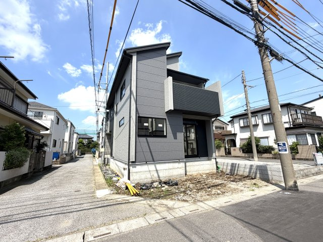 越谷市弥十郎１号棟　新築戸建の外観|引き渡しに向け最終の美装工程へ。いつでもお客様をお迎えできる準備が整いつつある最新現場です。