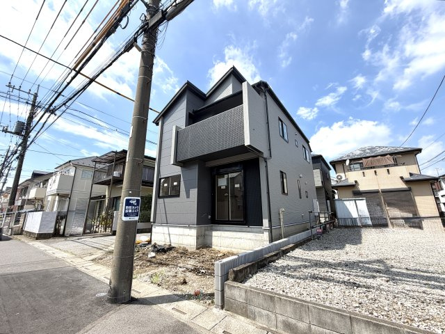 越谷市弥十郎１号棟　新築戸建の外観|室内クリーニングを待つばかりの完成間近な状態。最新のキッチンや浴室設備が綺麗に設置されています。