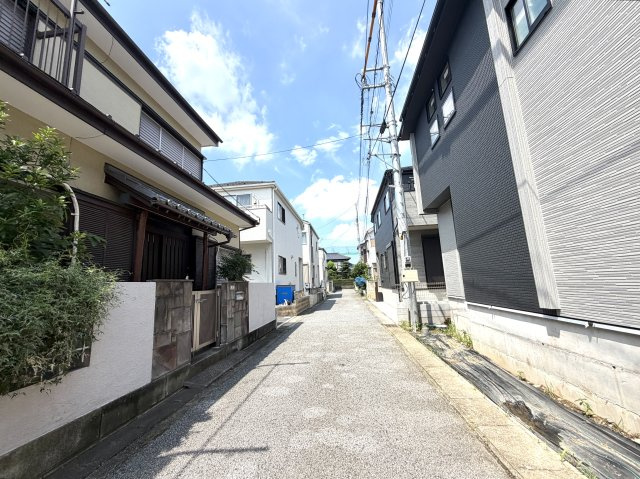 越谷市弥十郎１号棟　新築戸建の前面道路含む現地写真|道路２面に接したステータス感のある敷地。建て方や窓の配置の自由度が高く、理想のプランが広がります。