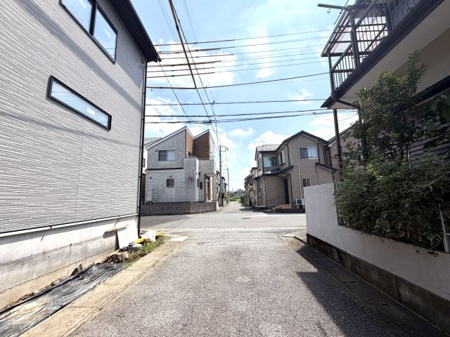 越谷市弥十郎１号棟　新築戸建の前面道路含む現地写真|車の取り回しや駐車がしやすい２方接道。ご家族用と来客用でアプローチを分けるなどの工夫も可能です。