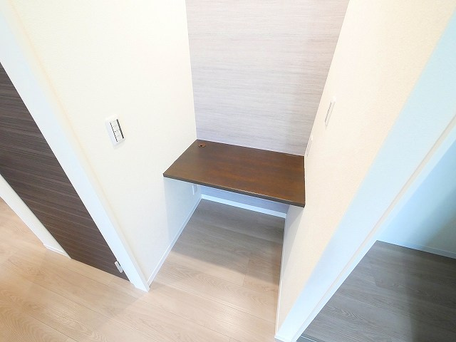 アスティオン飛鳥の設備|洋室にはデスクが付いています