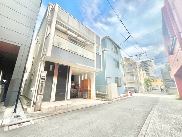 豊島区池袋本町1丁目　中古戸建の外観|2026.09.05撮影

現地ご見学希望・資料請求などお気軽にお問い合わせ下さい！
03-5990-5201