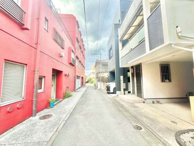 豊島区池袋本町1丁目　中古戸建の前面道路含む現地写真|2026.09.05撮影

現地ご見学希望・資料請求などお気軽にお問い合わせ下さい！
03-5990-5201