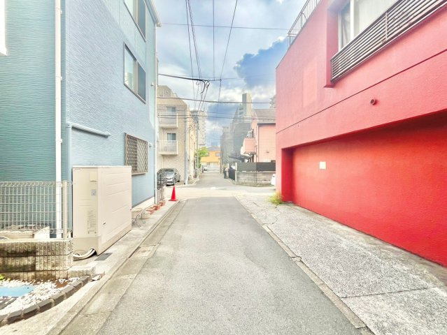 豊島区池袋本町1丁目　中古戸建の前面道路含む現地写真|2026.09.05撮影

現地ご見学希望・資料請求などお気軽にお問い合わせ下さい！
03-5990-5201