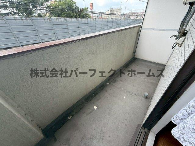 サンライズ枚方のバルコニー|お洗濯にも便利なバルコニー付き