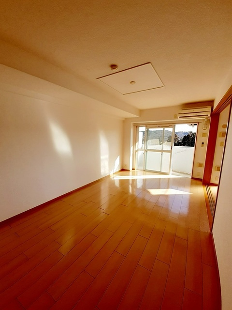 WAVES＆SHEELSの居間・リビング