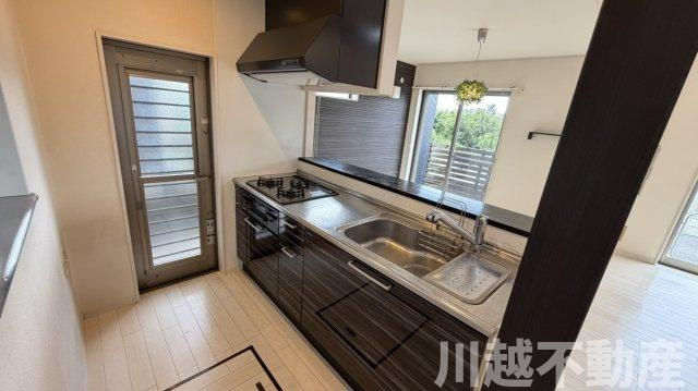 吹抜けの開放感あるリビングで家族の時間をのキッチン