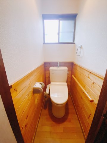 【中古戸建】前橋市青柳町のトイレ|■トイレ｜白を基調としたトイレになってます♪窓付きなので常に綺麗を保てます♪