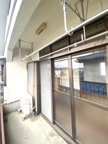 【中古戸建】前橋市青柳町のバルコニー|■バルコニー｜普通のバルコニーより広い仕様のバルコニー。洗濯物やお布団だけでなく雨の日にたまった洗濯物はもちろん、プランターを置くことで家庭菜園も可能です♪