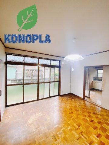 【中古戸建】前橋市青柳町の居間・リビング|■洋室｜陽当たり良好の空間♪賃貸では叶わなかった、お友達とのホームパーティや大音量で映画やテレビを楽しむことができます(*^^*)