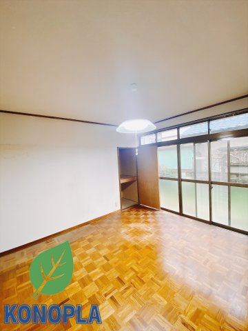 【中古戸建】前橋市青柳町の居間・リビング|■洋室｜大きい窓からあたたかいたっぷりの光が入ります♪開放的な空間で毎日をもっと快適に(*＾＾*)