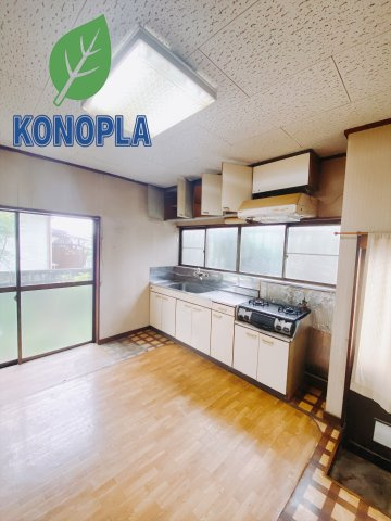 【中古戸建】前橋市青柳町のキッチン|■キッチン｜ワークトップの幅が広く、お子様といっしょにお料理をつくったり、ちょっとしたパーティーも楽しめます。フラットなのでお掃除がしやすいのもポイントです♪