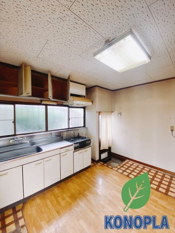 【中古戸建】前橋市青柳町のキッチン|■キッチン｜鍋やお皿の出し入れもラクラクです☆また、ワークトップ幅が広く、お子さまと並んで料理ができます♪