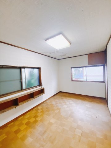 【中古戸建】前橋市青柳町の洋室|■洋室｜大きな窓がついています♪陽光たっぷり差し込む空間ライフはいかがですか？