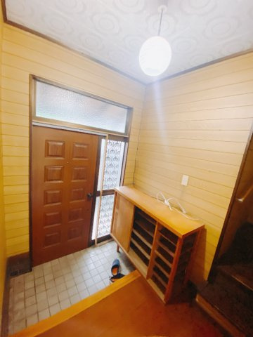 【中古戸建】前橋市青柳町の玄関|■玄関｜ご家族の靴がたくさんしまえる下駄箱付き。お子様の靴がこれから増えても安心な大きさです。