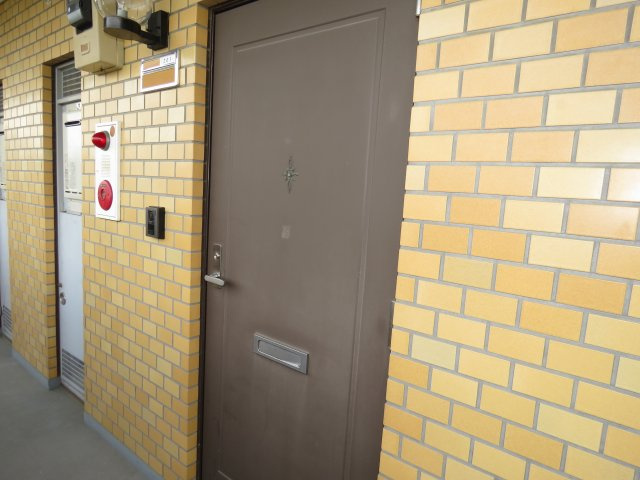 霞ポリテの玄関