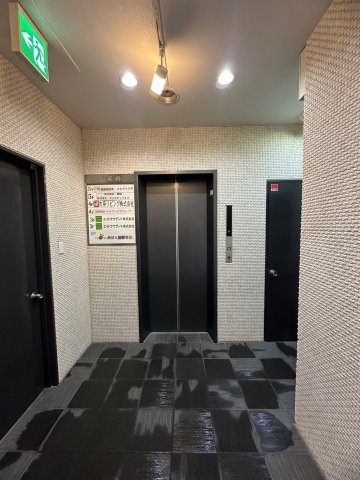 プロスピリティー谷九駅前ビルのエントランス