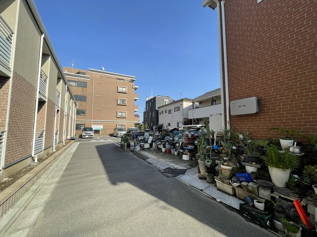 朝霞市本町一丁目　売地の前面道路含む現地写真