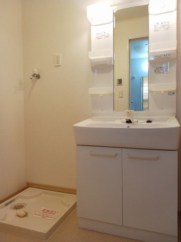 ラ・メゾン　アンソレイエ　Ａの洗面所|コンパクトで使いやすい洗面所
