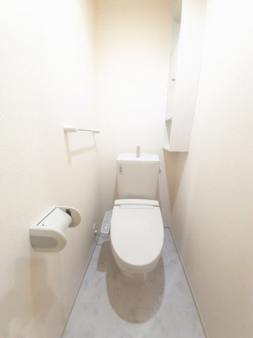 エルハーベン加茂宮Ｃのトイレ|落ち着いた色調のトイレです