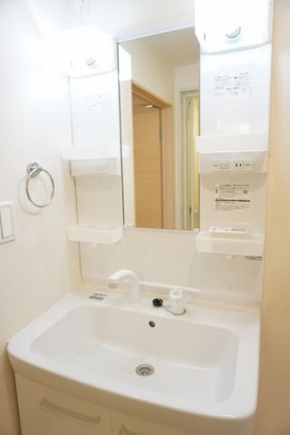 コンフォール矢三　Ｃの洗面所|ゆったりとスペースのある洗面所