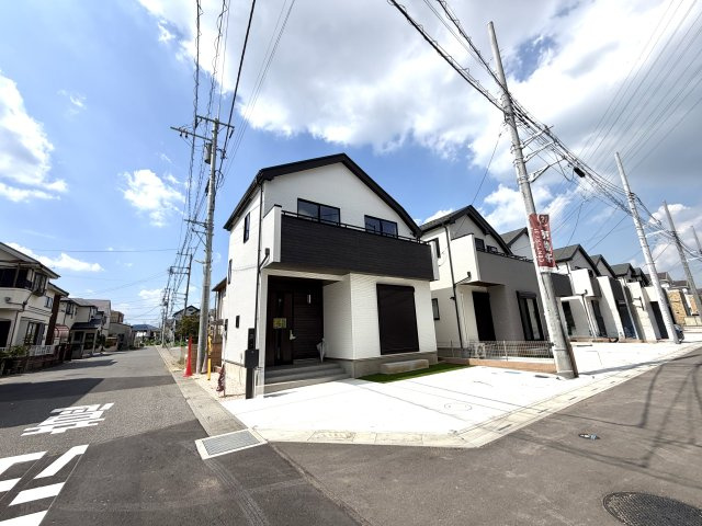 越谷市下間久里７区画A号棟　新築戸建の外観|全体的にやさしい色合いでまとめられた上品な外観。温かみのある雰囲気が住む人を優しく迎えます。