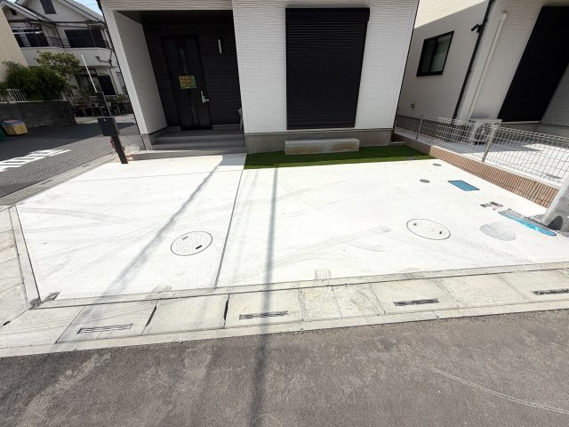 越谷市下間久里７区画A号棟　新築戸建の駐車場|セカンドカーの所有や将来の買い替えにも安心な2台駐車可能スペース。暮らしの幅が広がります。