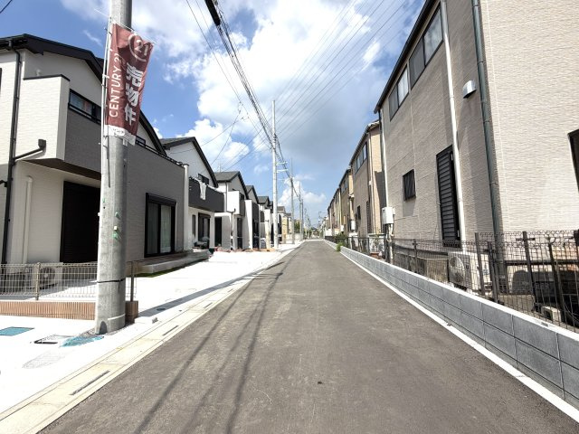 越谷市下間久里７区画A号棟　新築戸建の前面道路含む現地写真|車の取り回しや駐車がしやすい２方接道。ご家族用と来客用でアプローチを分けるなどの工夫も可能です。