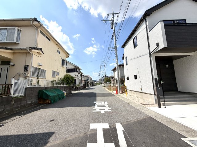 越谷市下間久里７区画A号棟　新築戸建の前面道路含む現地写真|２つの道路に開かれた風通しの良い住環境。視線が通り抜けやすく、防犯意識の高さにもつながる配置です。