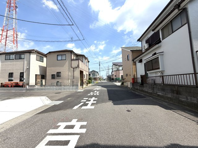 越谷市下間久里７区画A号棟　新築戸建の前面道路含む現地写真|風の抜け道と太陽の恵みをフルに活かせる２方接道。建物の魅力をより一層引き立てる恵まれた環境です。