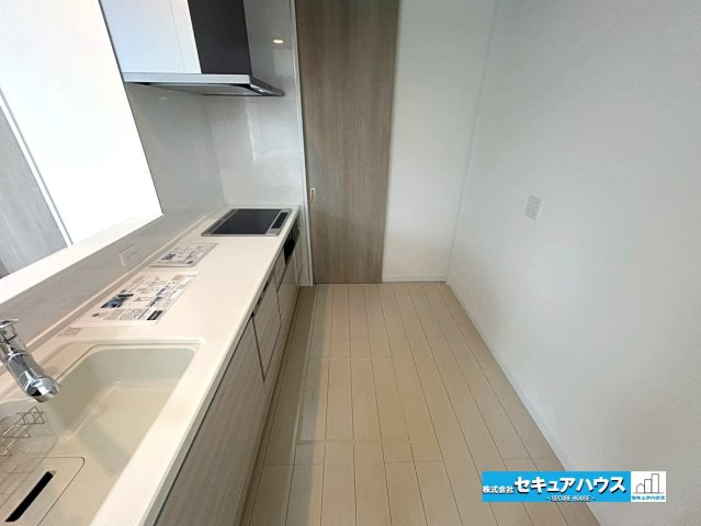 【本日ご案内可能】大府市桃山町　全1棟のキッチン|【キッチンスペース】
◆広々としたキッチンスペースのため家族で並んで料理できます。
◆キッチンから廊下に出られる設計のため家事効率も上がります♪
◆床下収納付きです。　　　　　　　　　　　　　　　　　