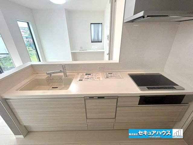 【本日ご案内可能】大府市桃山町　全1棟のキッチン|【キッチン】
◆同時にたくさんの料理が調理できる3口コンロ。「焼く・蒸す・煮る」の工程を同時進行で進めることができるので、料理を素早く作ることができます。
◆洗い物の時短に繋がる食洗機付きです。　　　