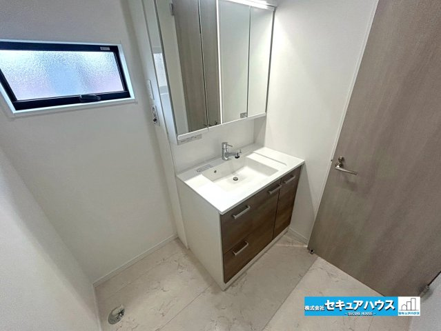 【本日ご案内可能】大府市桃山町　全1棟の独立洗面台|【洗面台】
◆鏡の裏にはたっぷりと収納スペースを標準装備！
◆電源を付属しているのでドライヤーなど利用できます。
◆洗面台下の収納スペースにはタオルや洗剤などをしまうことができます。　　　　　　　　　