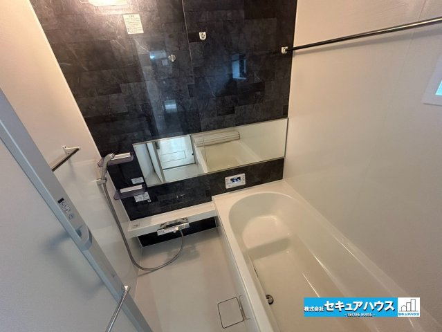 【本日ご案内可能】大府市桃山町　全1棟の浴室|【浴室】
◆アクセントパネルで落ち着きのある雰囲気を演出します。毎日の疲れを癒やすバスタイムをお楽しみ下さい！
◆窓付きで、カビの繁殖を抑える効果があります。
◆追い炊き機能を備えたオートバスです。　