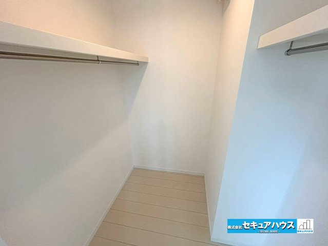 【本日ご案内可能】大府市桃山町　全1棟の収納|【洋室7帖のウォークインクローゼット】
◆両面にお洋服をかけることのできるハンガーパイプが設置されているため沢山収納することが可能です。
◆キャリーバッグやゴルフバッグなどの大きな荷物も収納できます。