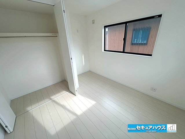 【本日ご案内可能】大府市桃山町　全1棟の洋室|【南側洋室６帖】
◆家族一人ひとりの大切なプライベート空間。趣味に合わせて使って頂けるようシンプルに仕上げてあります。暮らし心地を大きく左右する収納を、適材適所に配置し使い勝手を考慮しました。　　　　