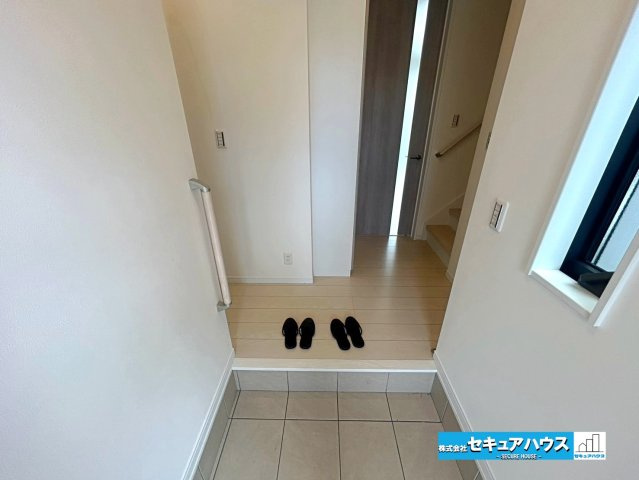 【本日ご案内可能】大府市桃山町　全1棟の玄関|【玄関】
◆採光・通風に配慮された設計で毎日明るい空間をキープします♪
◆手すり付きのため将来にも役立ちます。
◆ダブルロックキーで防犯面も安心です♪　　　　　　　　　　　　　　　　　　　　　　　　　