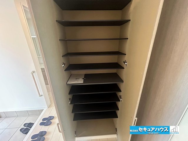 【本日ご案内可能】大府市桃山町　全1棟の玄関|【シューズボックス】
◆大容量のシューズボックスのため家族の靴もすっきりと片付きます。　　　　　　　　　　　　　　　　　　　　　　　　　　　　　　　　　　　　　　　　　　　　　　　　　　　　　　　　　