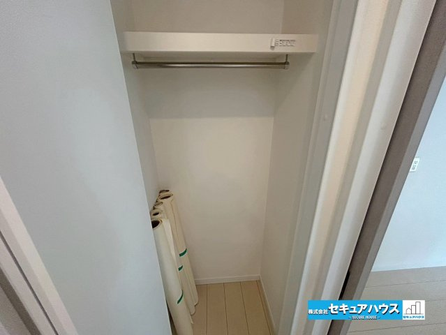 【本日ご案内可能】大府市桃山町　全1棟の玄関|【収納クローゼット】
◆１階廊下部分にはハンガーパイプが設置されているクローゼットがございます。かさ張る上着を収納したり、ペットのお散歩グッズをしまうことができ、外出時の動線が効率良くなります。　　　